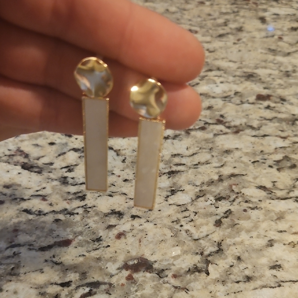Chic Gold And White Rectangular Earrings - image 4